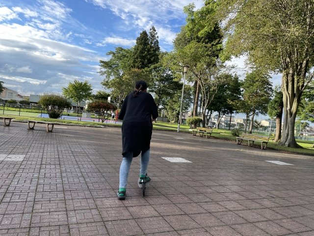 大人がキックボードに乗るのは恥ずかしいの?
