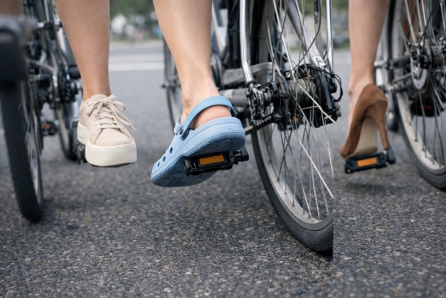クロックスを履いて自転車に乗る際はストラップが重要