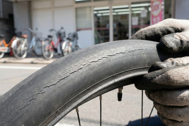 原因となる紫外線やオゾンによるゴムの劣化メカニズム