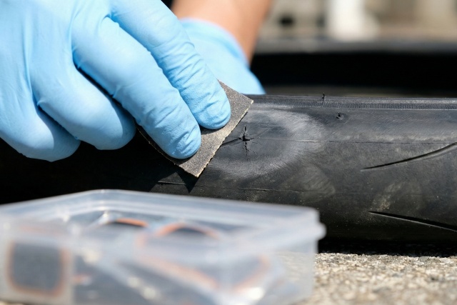 ゴムのりとパッチを用いたひび割れの応急処置の手順