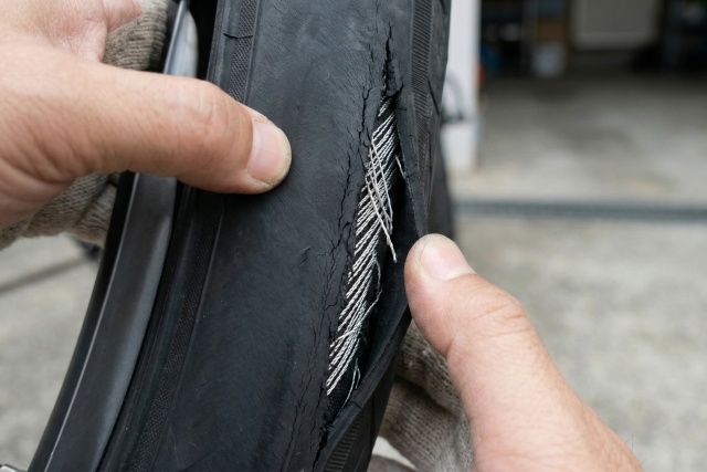 バーストの危険やケーシング露出に伴う交換時期の目安