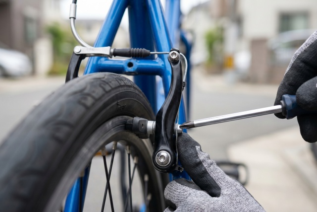 Vブレーキの片効きを調整ネジで解消する方法