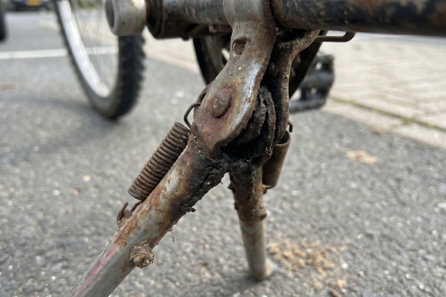 ヒンジ部の油切れや錆による固着