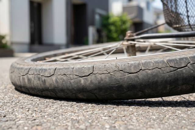 タイヤの寿命を示す摩耗や亀裂などのサイン