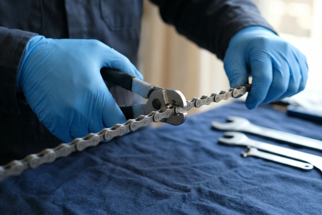 自分で交換する際の工具費用と作業リスクの検証