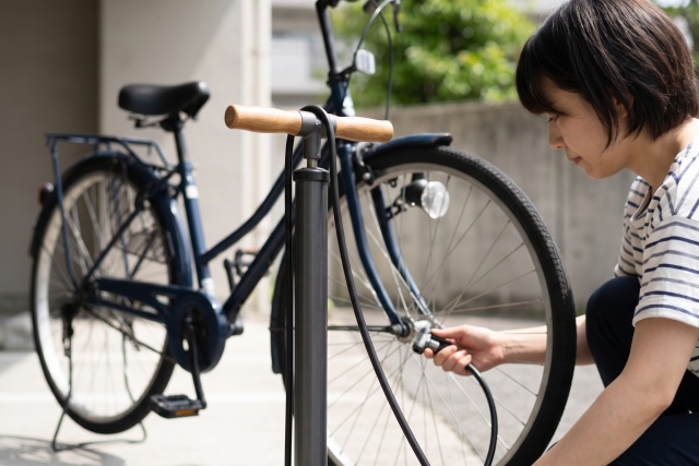 街中やガソリンスタンドの無料空気入れ
